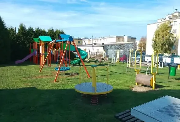 Plac zabaw przy Bychawskim Centrum Kultury znów otwarty. Wejście przeniesione