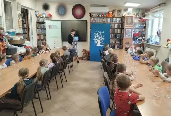 Dzień Drzewa w bibliotece w Borzechowie – Tygryski i Sówki odkrywały tajemnice przyrody