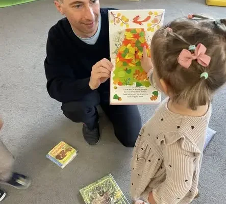 Bibliotekarka z Niemiec odwiedziła żłobek. Dzieci poznały świat książek i zwierząt