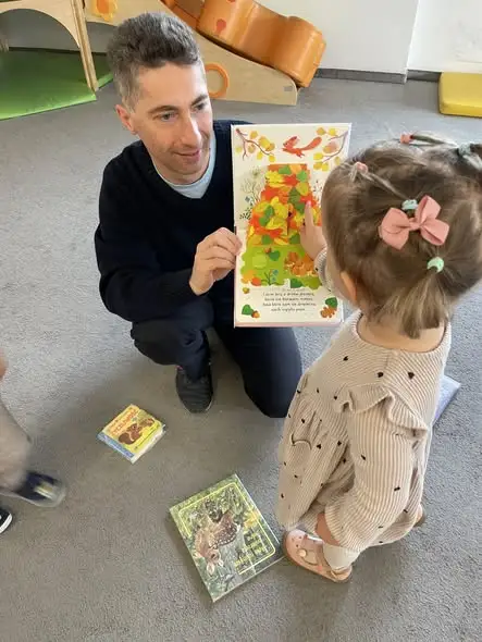 Bibliotekarka z Niemiec odwiedziła żłobek. Dzieci poznały świat książek i zwierząt