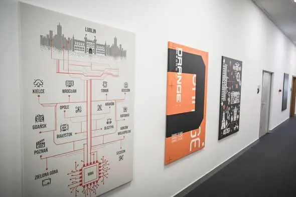 Lublin stawia na młodych artystów – grafiki studentów UMCS ozdobiły biura Orange
