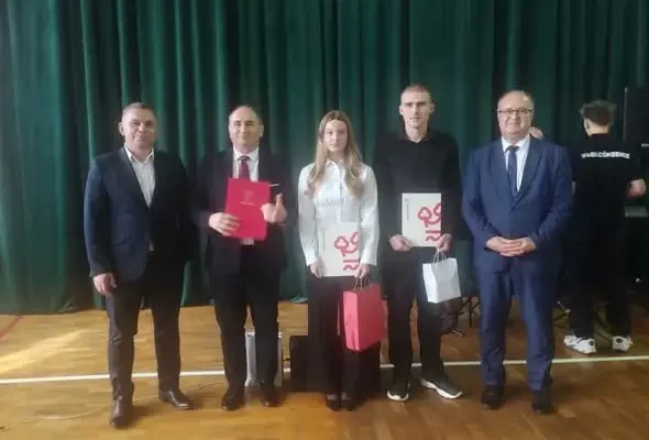 Bełżyce: Nauczyciel i dwoje uczniów z Kwiatka nagrodzeni przez Starostę Lubelskiego
