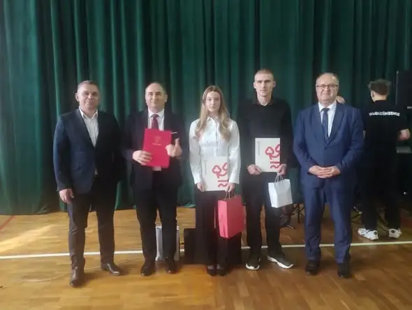 Bełżyce: Nauczyciel i dwoje uczniów z Kwiatka nagrodzeni przez Starostę Lubelskiego