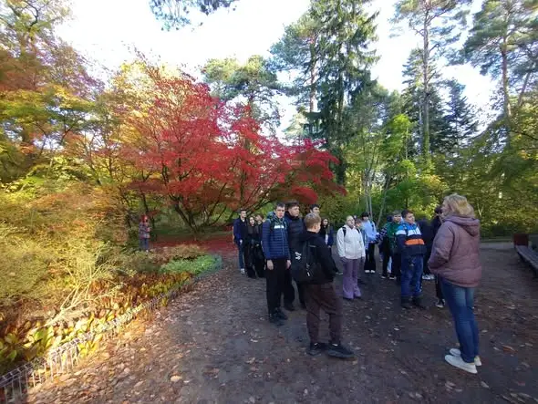 Uczniowie odkrywali jesienne uroki Arboretum w Rogowie