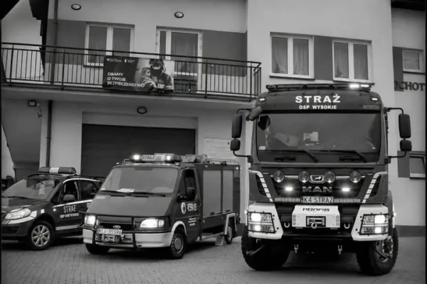 Strażacy ochotnicy z gminy Limanowa ćwiczyli w Męcinie podawanie wody w trudnym terenie