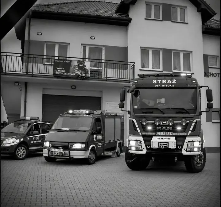 Strażacy ochotnicy z gminy Limanowa ćwiczyli w Męcinie podawanie wody w trudnym terenie
