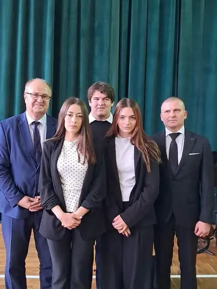 Powiatowy Dzień Edukacji Narodowej w Bełzycach – stypendia dla najlepszych uczniów
