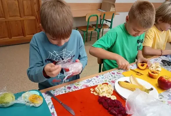 Jesienne lekcje smaku w klasie 2a – dzieci odkrywają warzywa i owoce