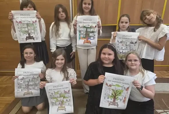 Trzecioklasiści z Niemiec zachęcają do czytania lektury „Drzewo do samego nieba”