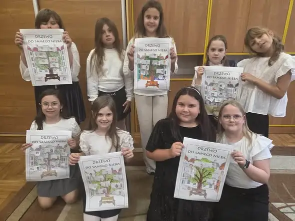 Trzecioklasiści z Niemiec zachęcają do czytania lektury „Drzewo do samego nieba”
