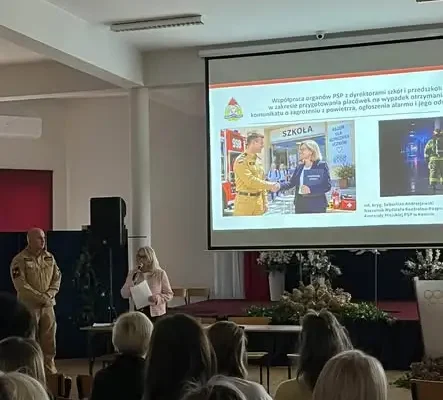 Szkolenie nauczycieli i pracowników szkoły w Kramsku z procedur reagowania na zagrożenia powietrzne