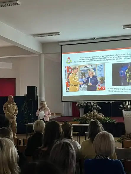 Szkolenie nauczycieli i pracowników szkoły w Kramsku z procedur reagowania na zagrożenia powietrzne