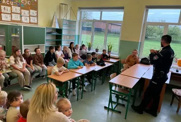 Policjant w szkole w Wojciechowie: bezpieczeństwo, hejt i odpowiedzialność