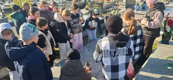 Uczniowie z klasy IV b uporządkowali mogiłę partyzanckiego łącznika