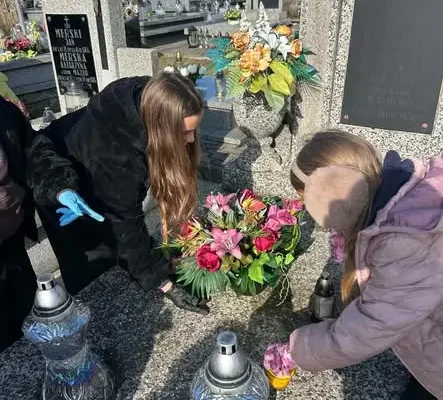Uczniowie klasy III b zadbali o grób księdza Stefana Zdzichowskiego