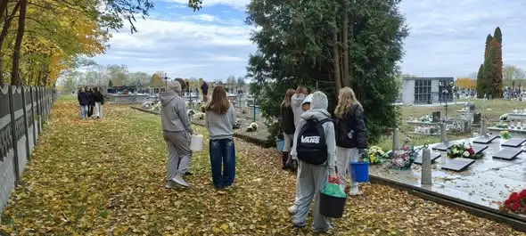 Młodzież z Niemiec i Rudki porządkuje cmentarz parafialny przed Wszystkimi Świętymi