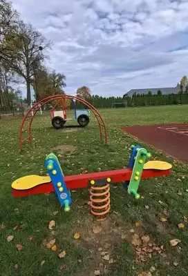 Nowe bujaczki na szkolnym placu zabaw w Miłocinie dzięki funduszowi sołeckiemu