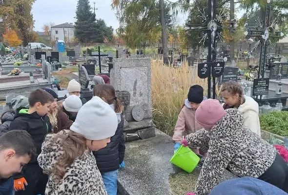 Uczniowie kl. 3a zadbali o mogiłę Izabeli Tysowskiej
