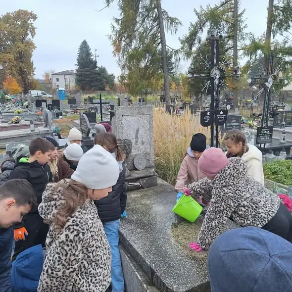Uczniowie kl. 3a zadbali o mogiłę Izabeli Tysowskiej