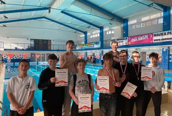 Młodzi pływacy z Bychawy z medalami mistrzostw powiatu