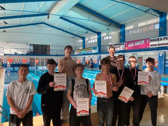Młodzi pływacy z Bychawy z medalami mistrzostw powiatu