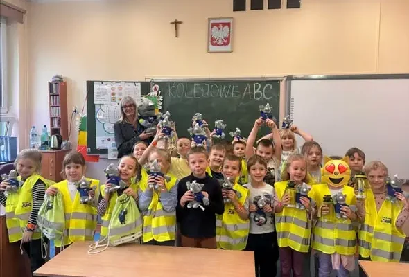 Nosorożec Rogatek uczył dzieci z klasy 1A bezpieczeństwa na kolei