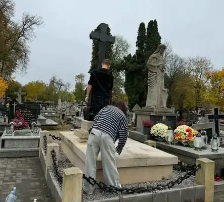 Uczniowie posprzątali grób patrona szkoły – lekcja pamięci i szacunku