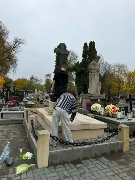Uczniowie posprzątali grób patrona szkoły – lekcja pamięci i szacunku