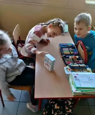 Pierwszoklasiści z Bychawy odkrywają zawody w ramach innowacji „Mądre wybory to moja supermoc!”