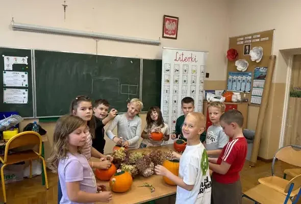 Jesienne warsztaty w klasie 1 – dynie zamieniły się w wazony