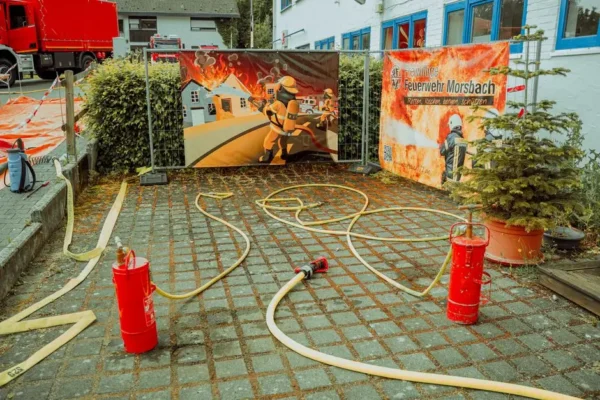 Strażacy ochotnicy z gminy Limanowa ćwiczyli w Męcinie podawanie wody w trudnym terenie